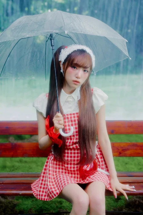 Cover for the girl caught in the rain is often the most than